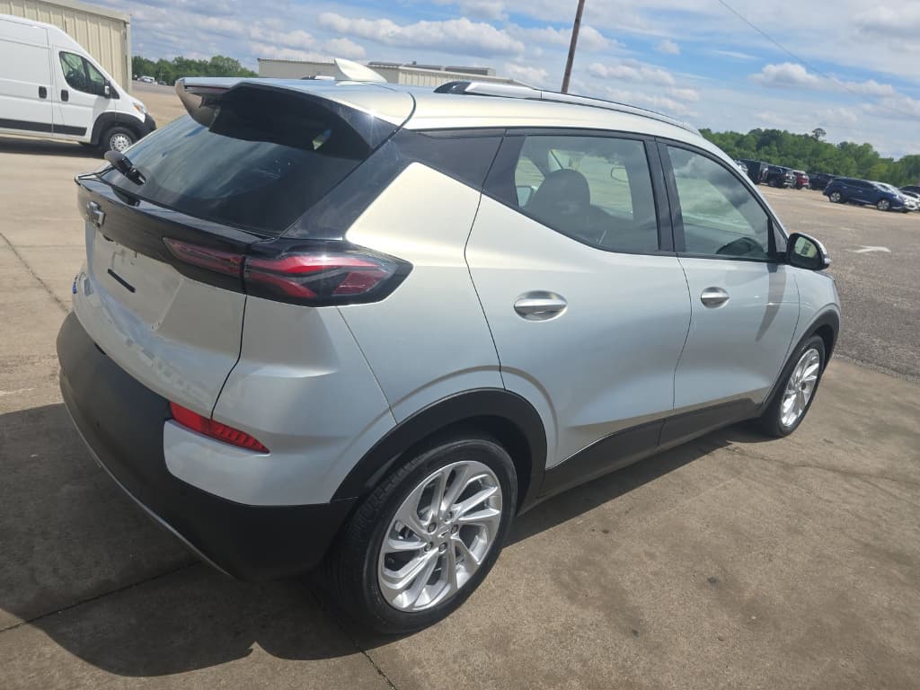 2023 Chevrolet Bolt EUV view 3