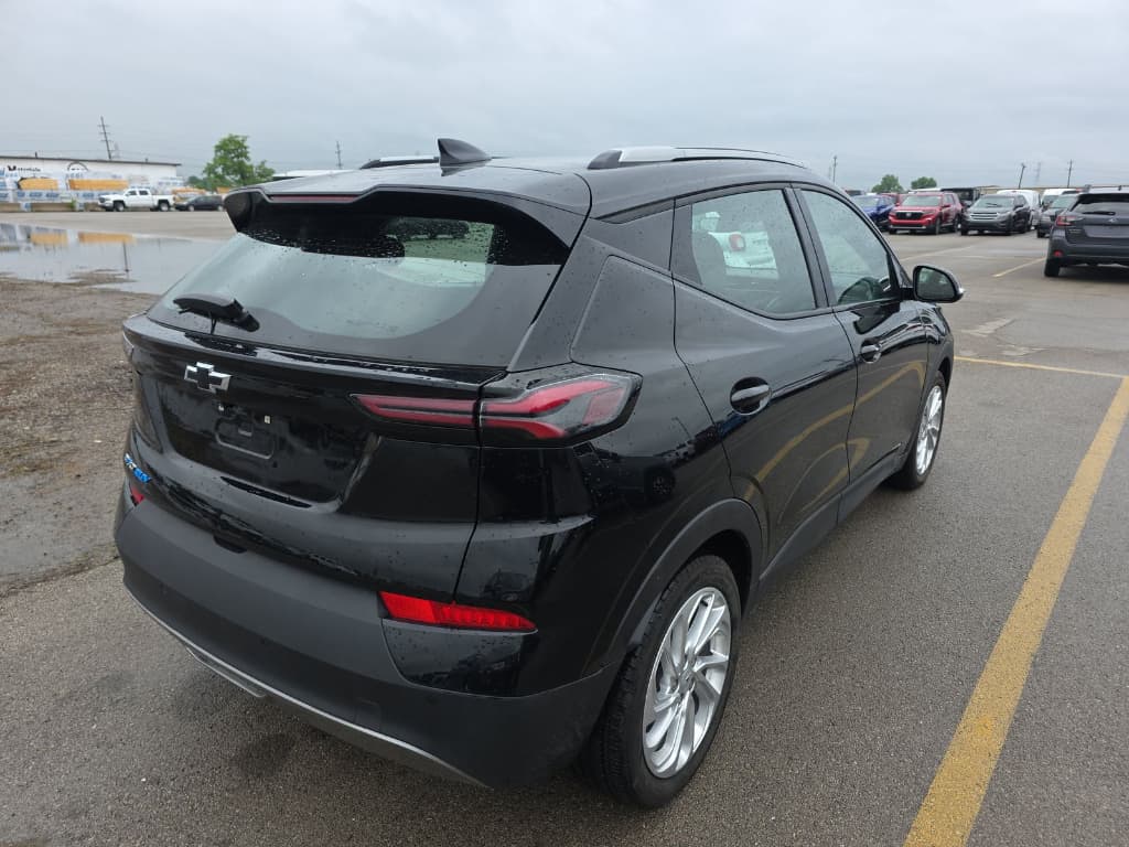 2023 Chevrolet Bolt EUV view 3