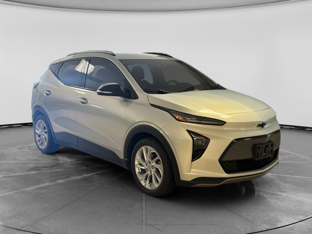 2023 Chevrolet Bolt EUV view 3