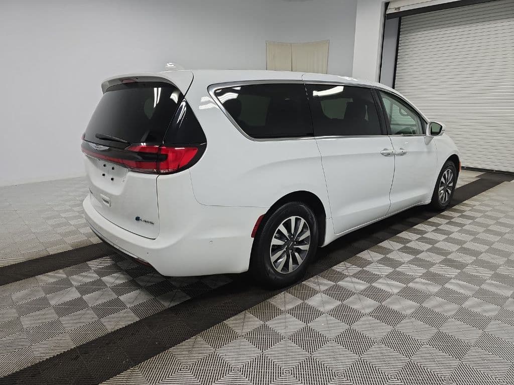2022 Chrysler Pacifica view 4