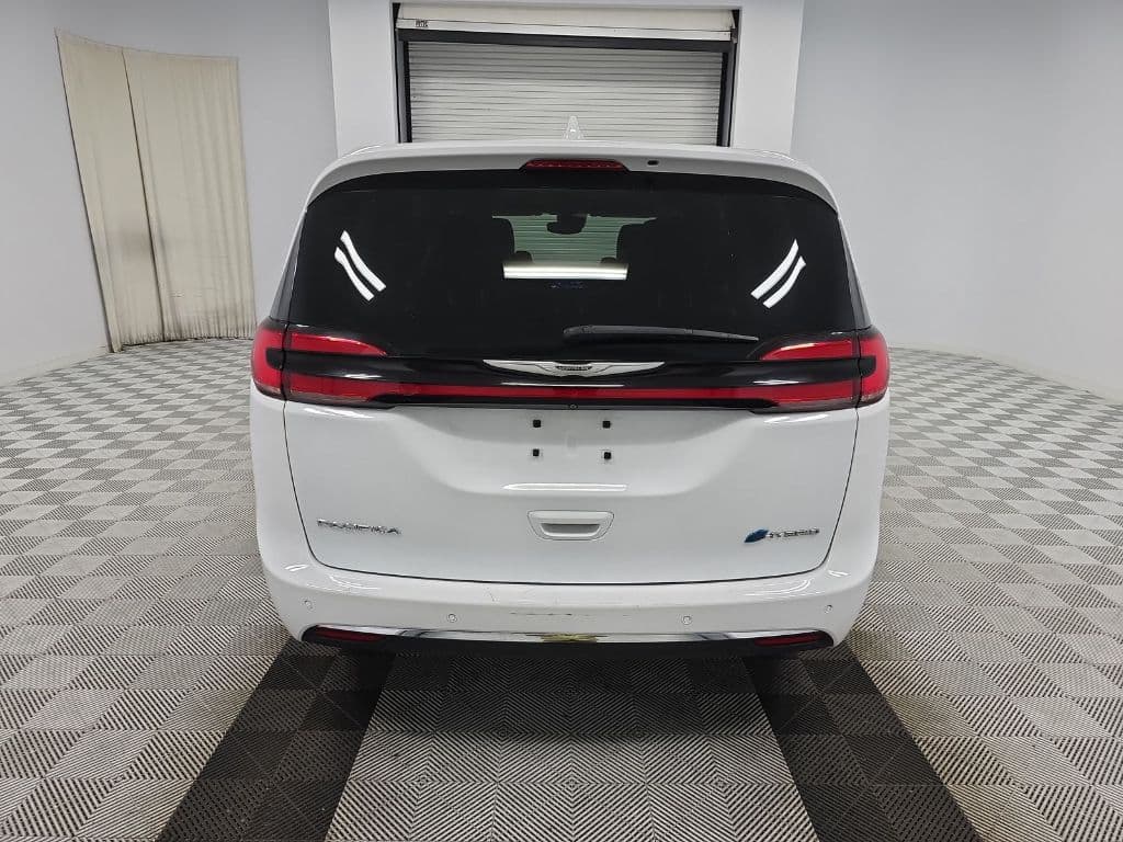 2022 Chrysler Pacifica view 5