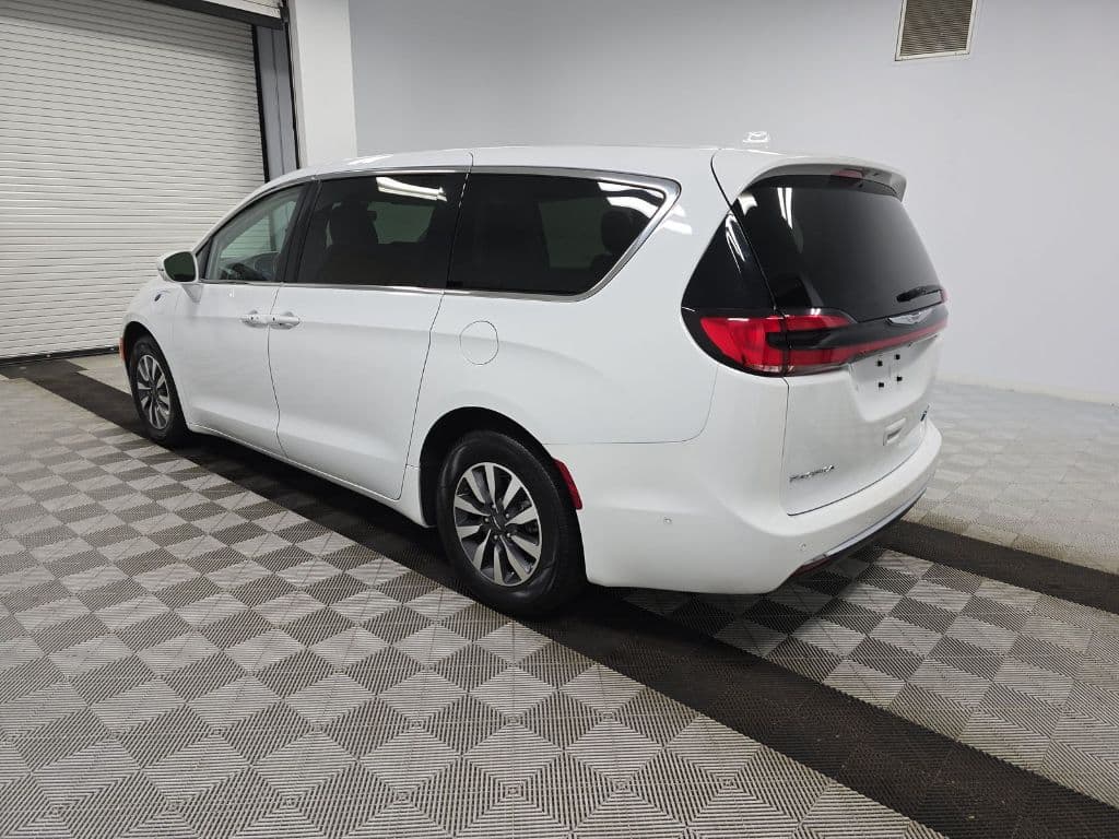 2022 Chrysler Pacifica view 6