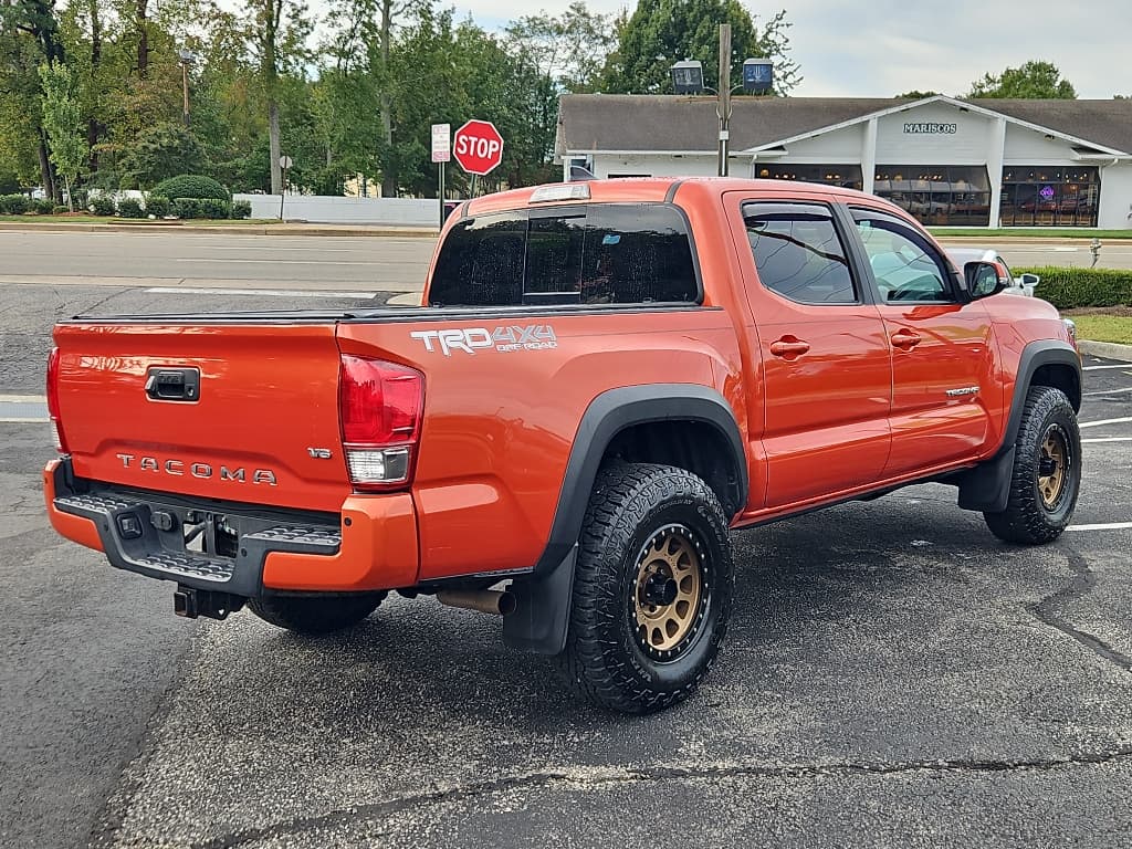 2017 Toyota Tacoma view 3