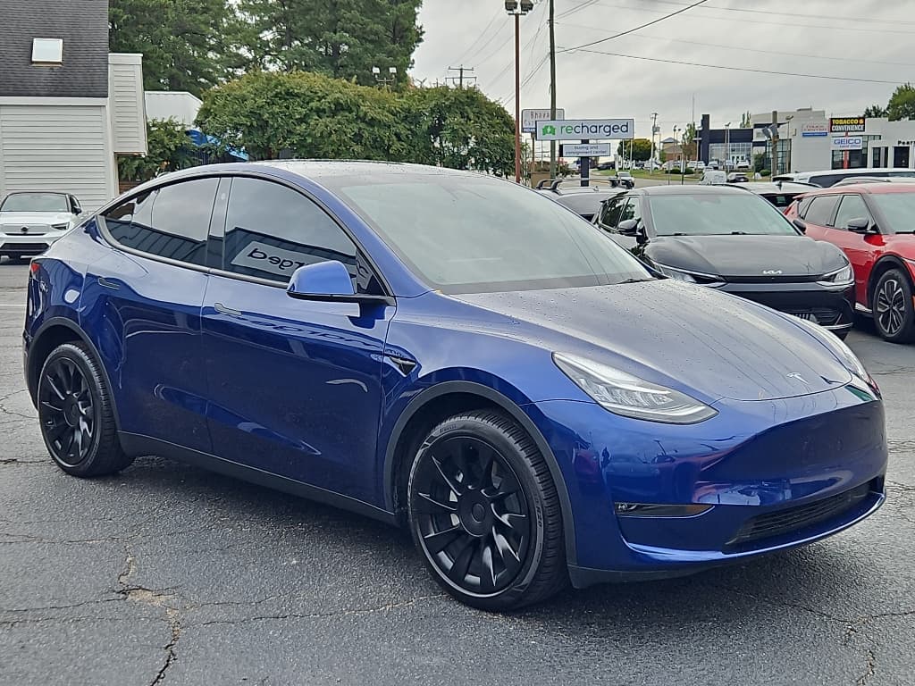 2023 Tesla Model Y view 4