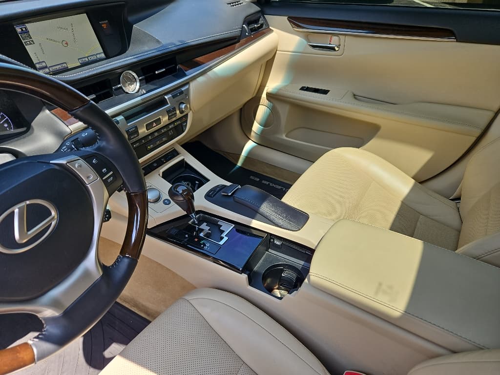 2014 Lexus ES 350 view 7