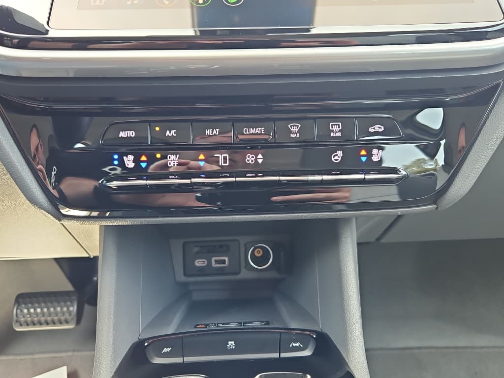 2022 Chevrolet Bolt EUV view 12
