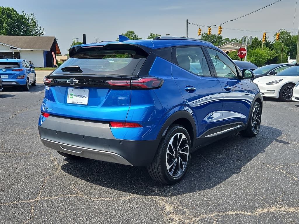 2022 Chevrolet Bolt EUV view 3