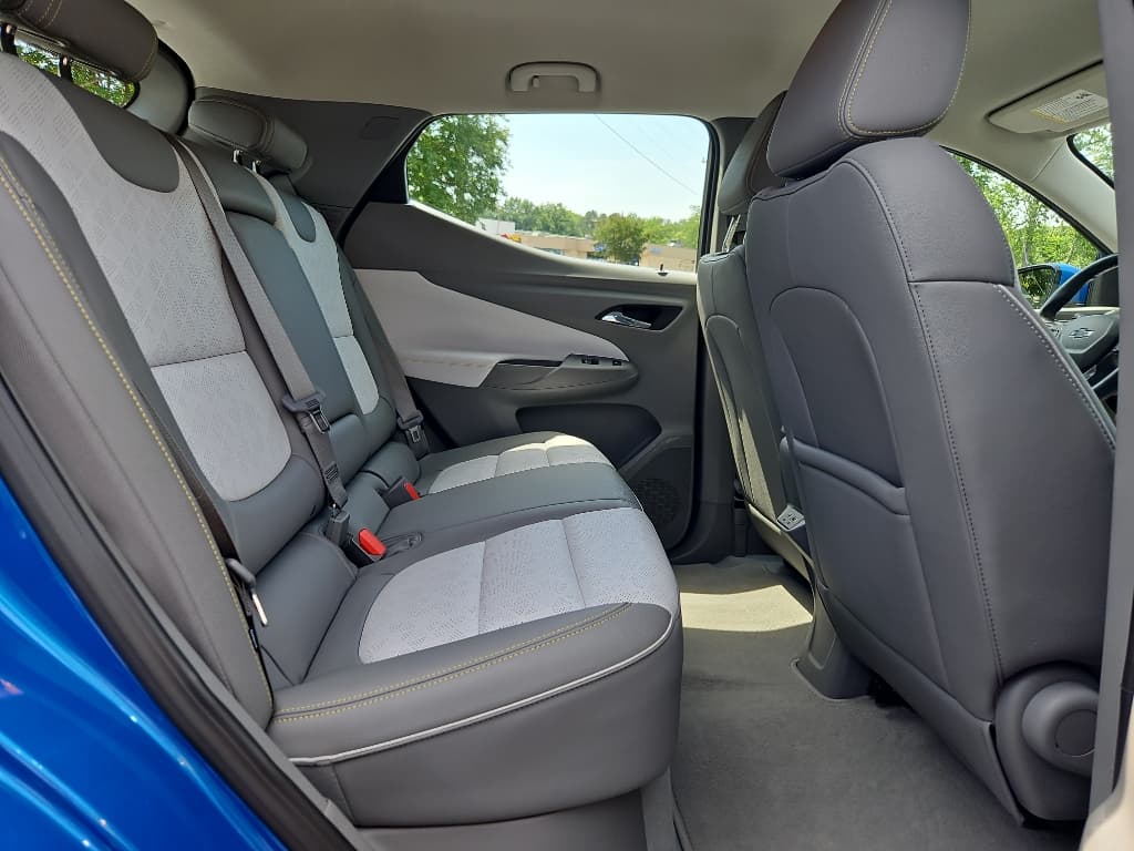 2022 Chevrolet Bolt EUV view 18