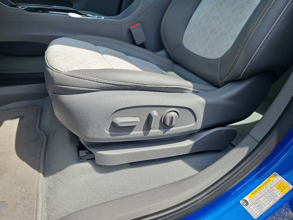 2022 Chevrolet Bolt EUV view 7