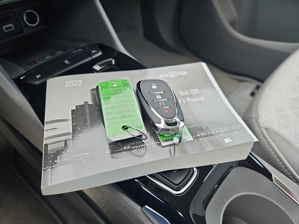 2022 Chevrolet Bolt EUV view 17