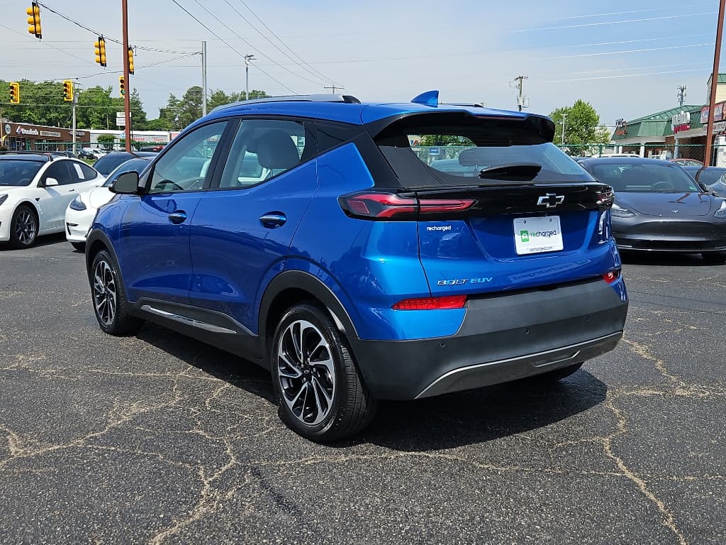 2022 Chevrolet Bolt EUV view 2