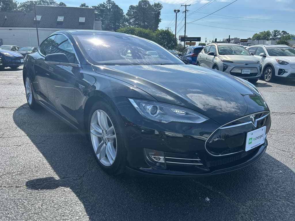 2016 Tesla Model S view 4
