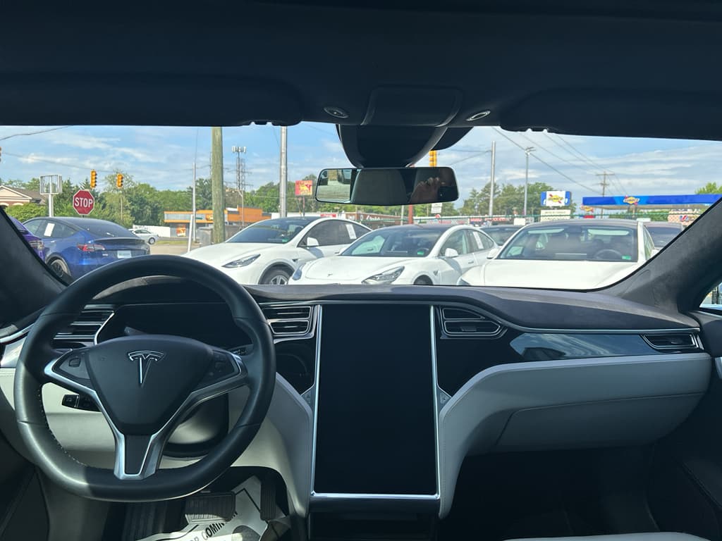 2016 Tesla Model S view 14