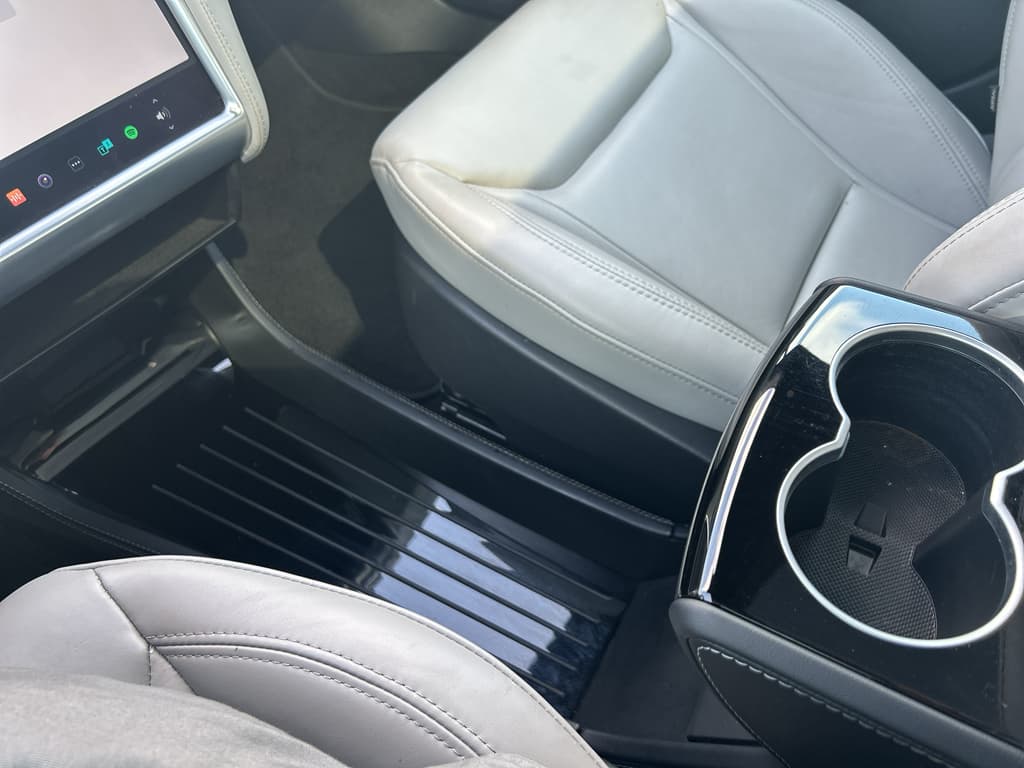 2016 Tesla Model S view 15