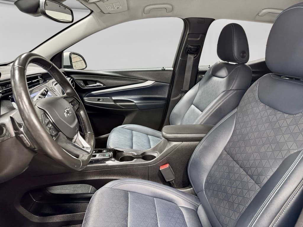 2022 Chevrolet Bolt EUV view 18