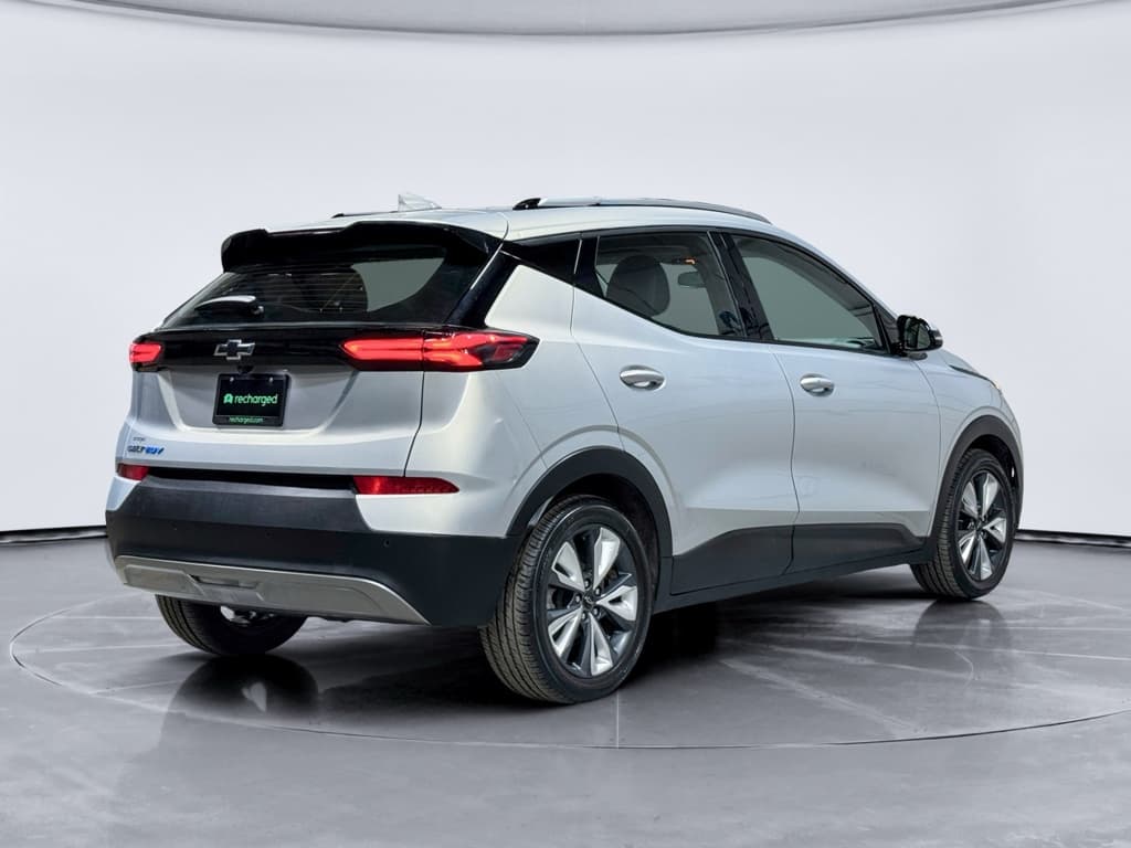 2022 Chevrolet Bolt EUV view 3