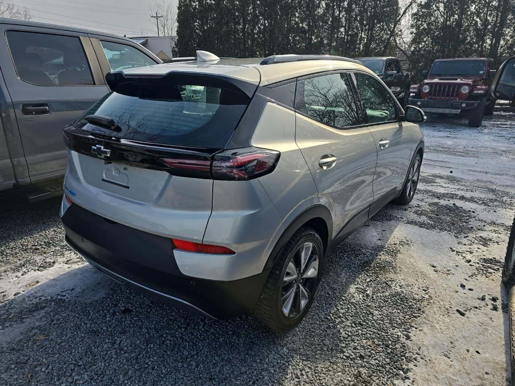 2022 Chevrolet Bolt EUV view 3