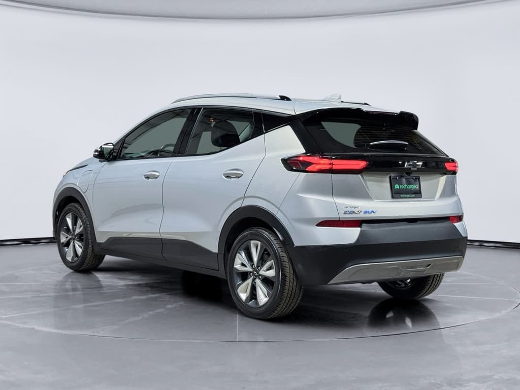 2022 Chevrolet Bolt EUV view 2