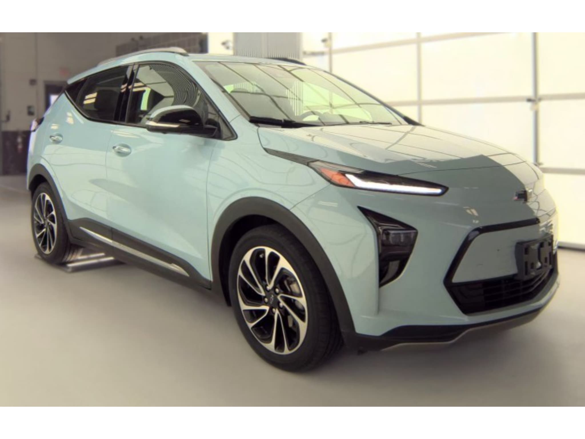 2022 Chevrolet Bolt EUV view 2