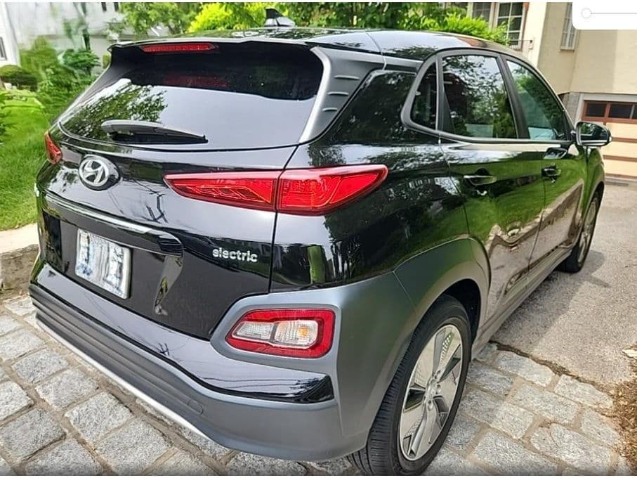 2021 Hyundai Kona EV view 3