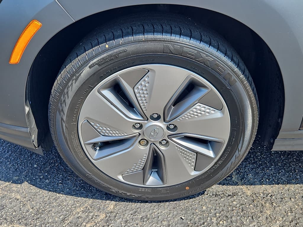 2021 Hyundai Kona EV view 27