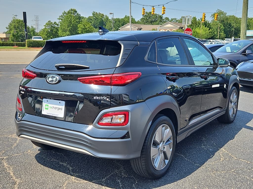 2021 Hyundai Kona EV view 3