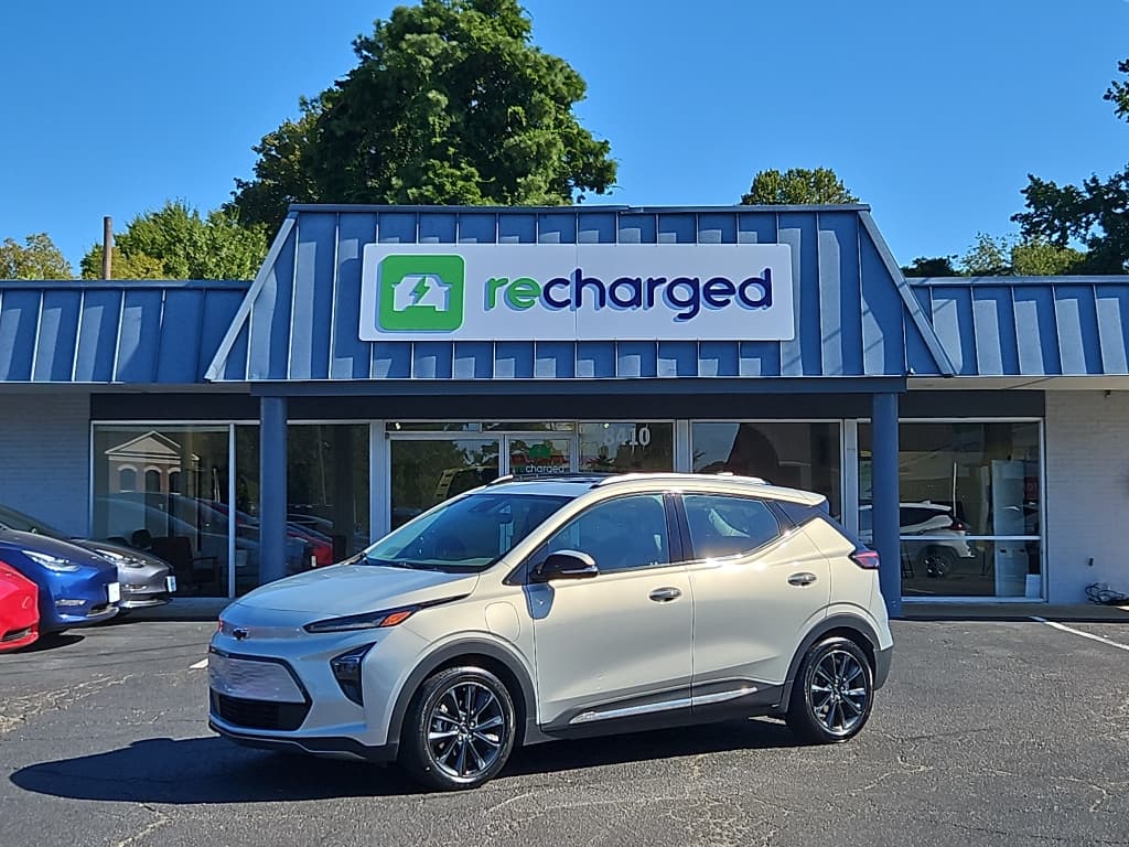 2022 Chevrolet Bolt EUV view 1