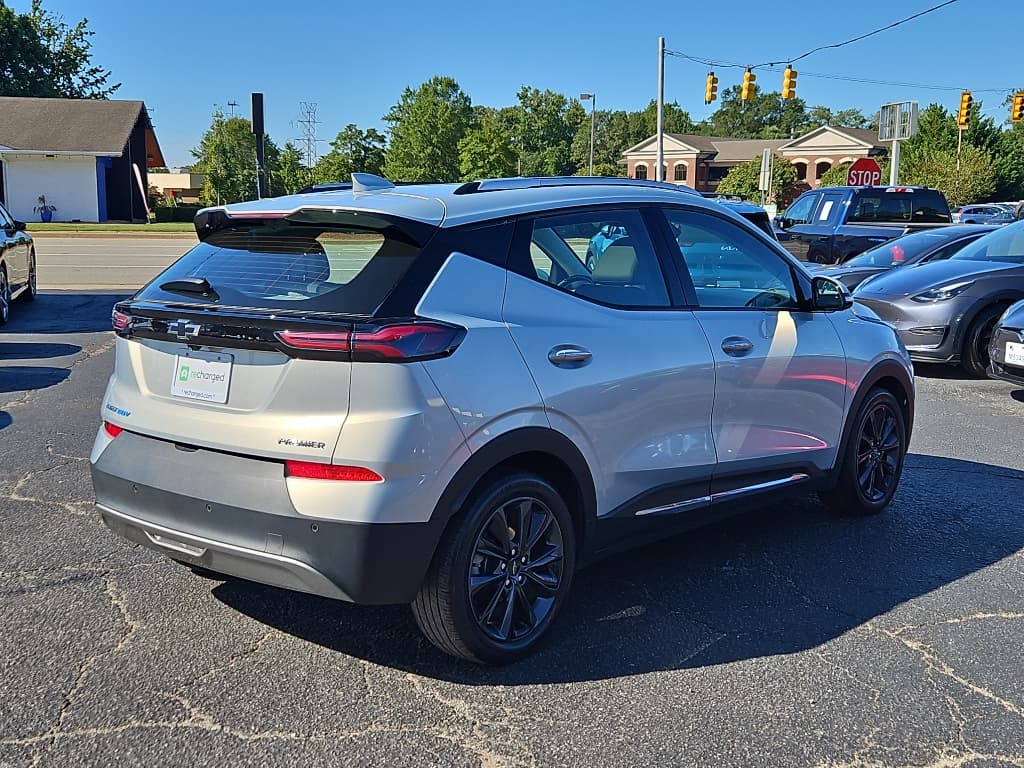 2022 Chevrolet Bolt EUV view 3