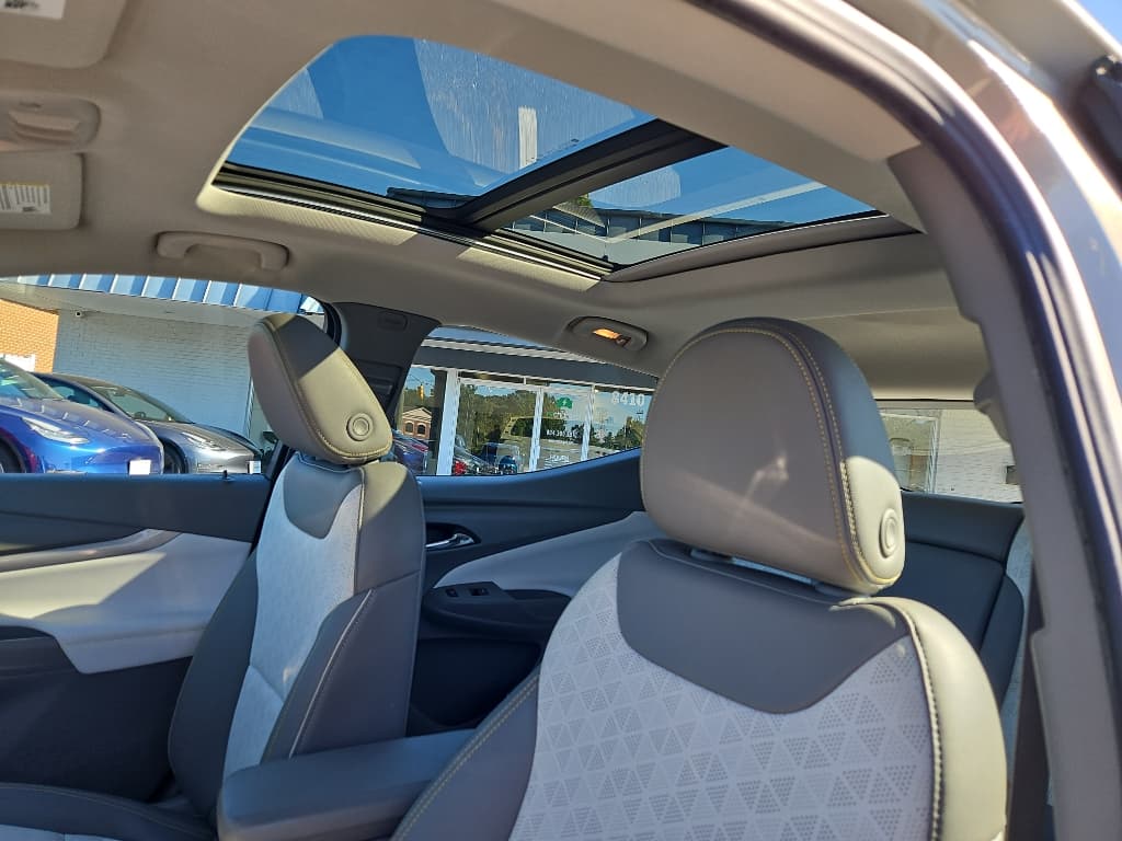 2022 Chevrolet Bolt EUV view 17