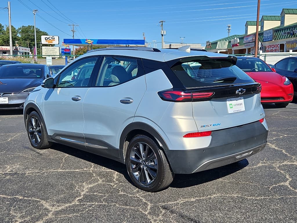 2022 Chevrolet Bolt EUV view 2