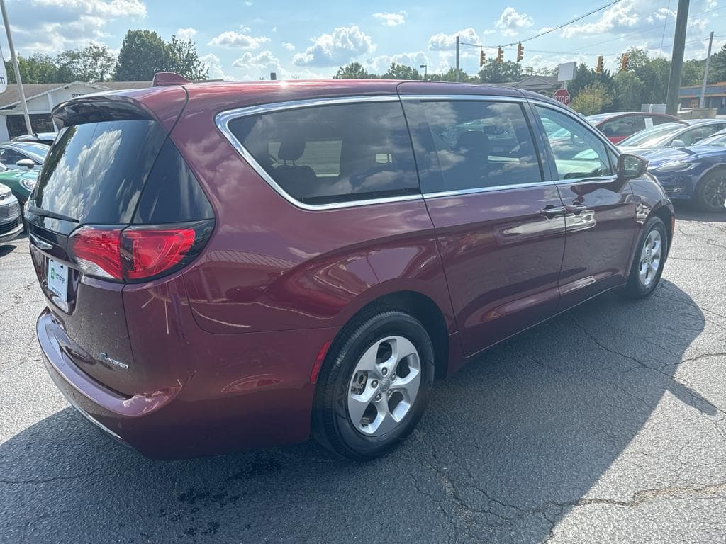 2018 Chrysler Pacifica view 3