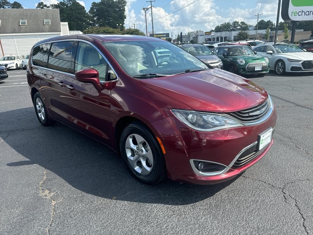 2018 Chrysler Pacifica view 4