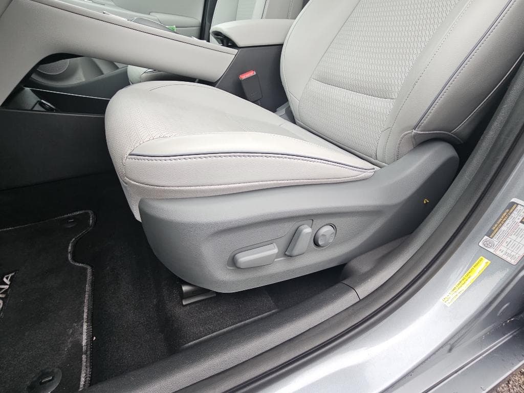 2021 Hyundai Kona EV view 8
