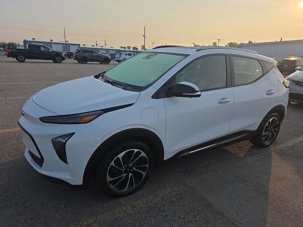 2023 Chevrolet Bolt EUV view 1
