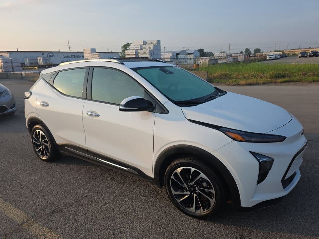 2023 Chevrolet Bolt EUV view 3