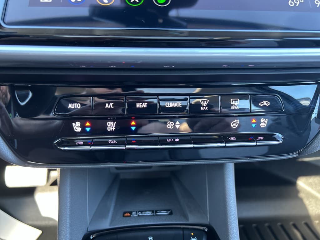 2023 Chevrolet Bolt EUV view 12
