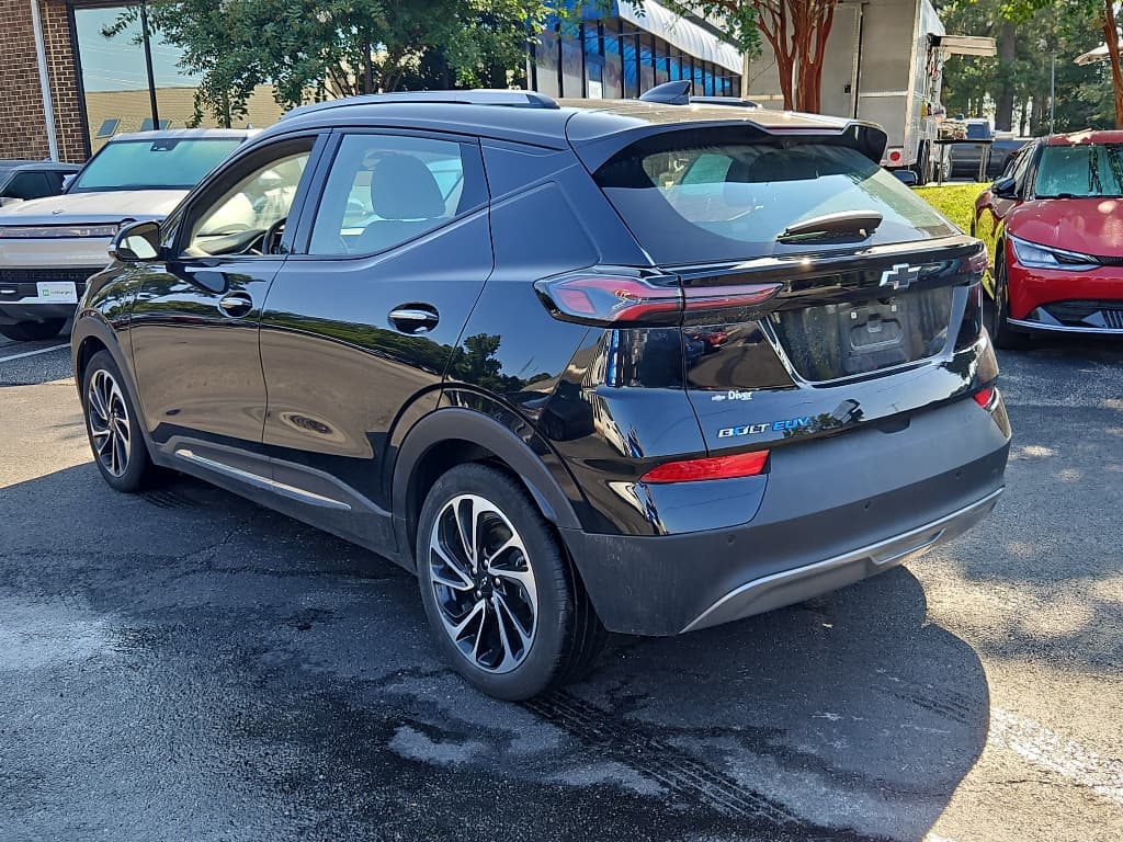2022 Chevrolet Bolt EUV view 2