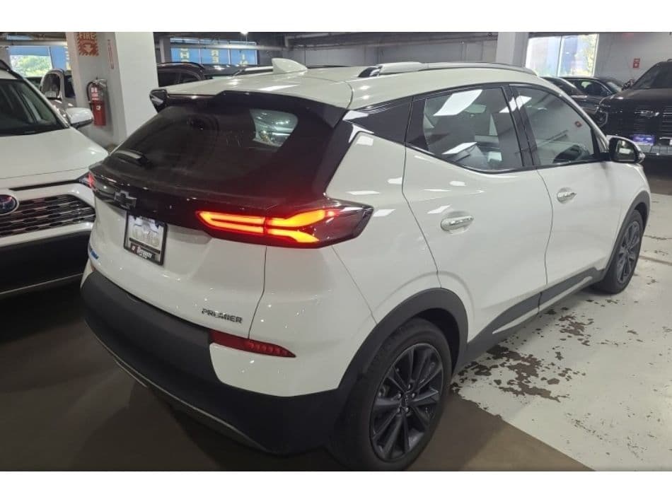 2022 Chevrolet Bolt EUV view 3