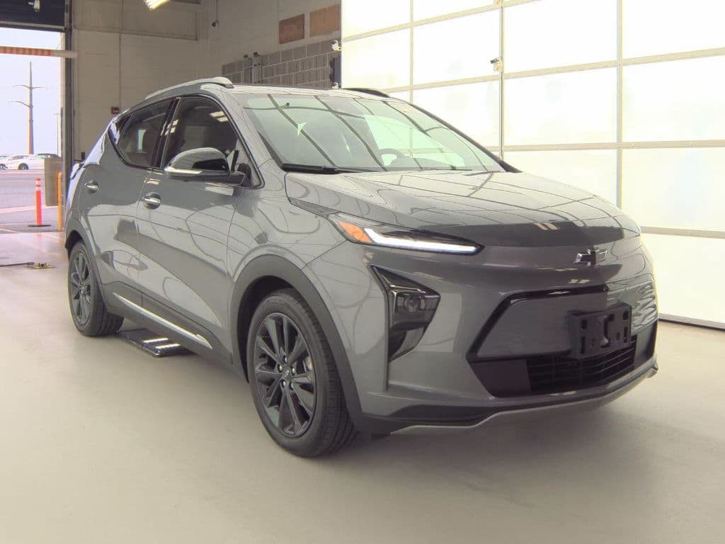 2022 Chevrolet Bolt EUV view 3