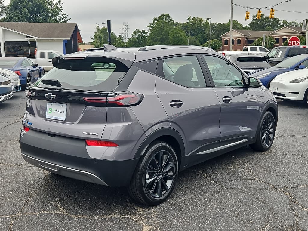 2022 Chevrolet Bolt EUV view 3