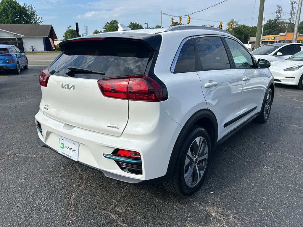 2022 Kia Niro EV view 3