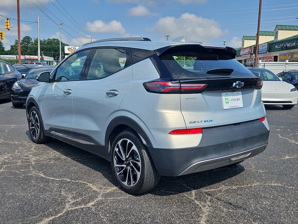 2022 Chevrolet Bolt EUV view 2