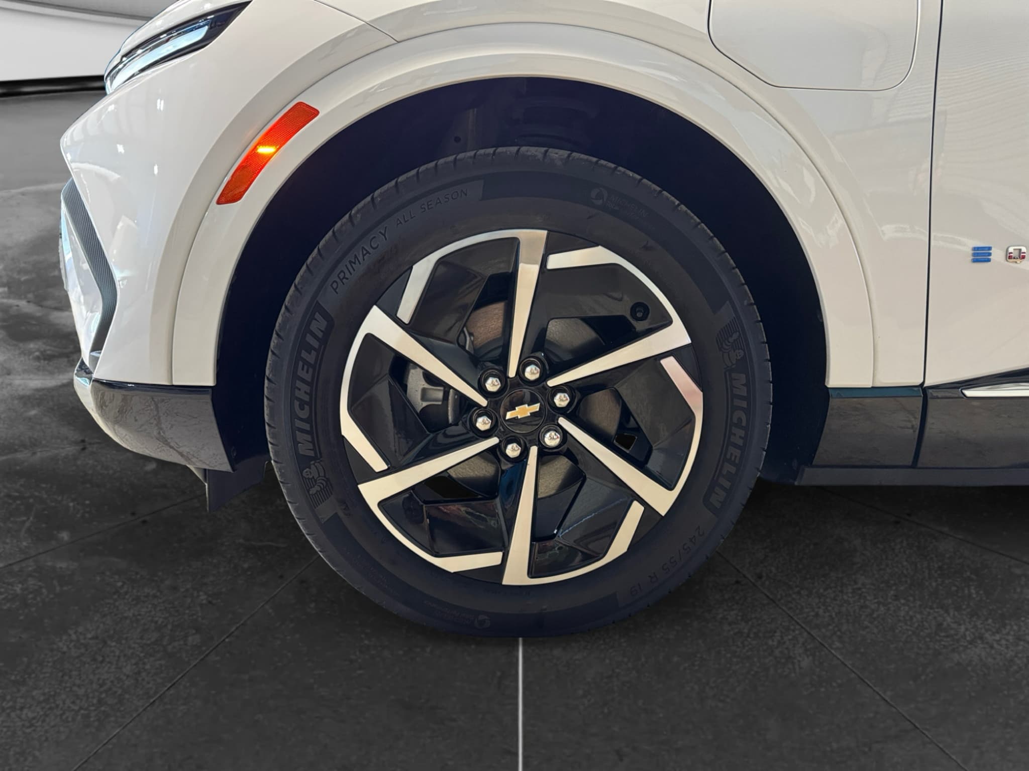 2025 Chevrolet Equinox EV view 28