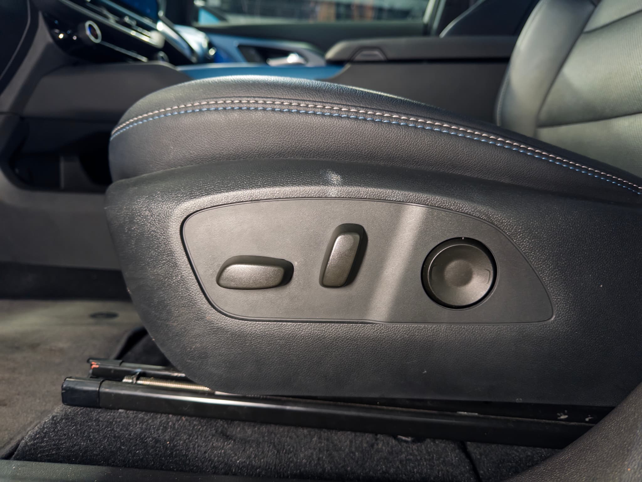 2025 Chevrolet Equinox EV view 6