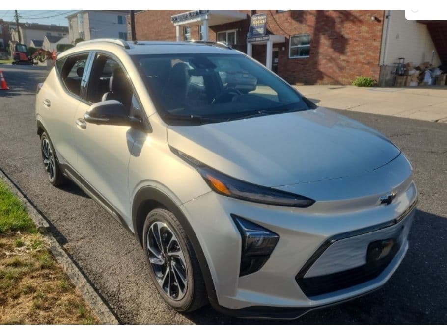 2022 Chevrolet Bolt EUV view 2