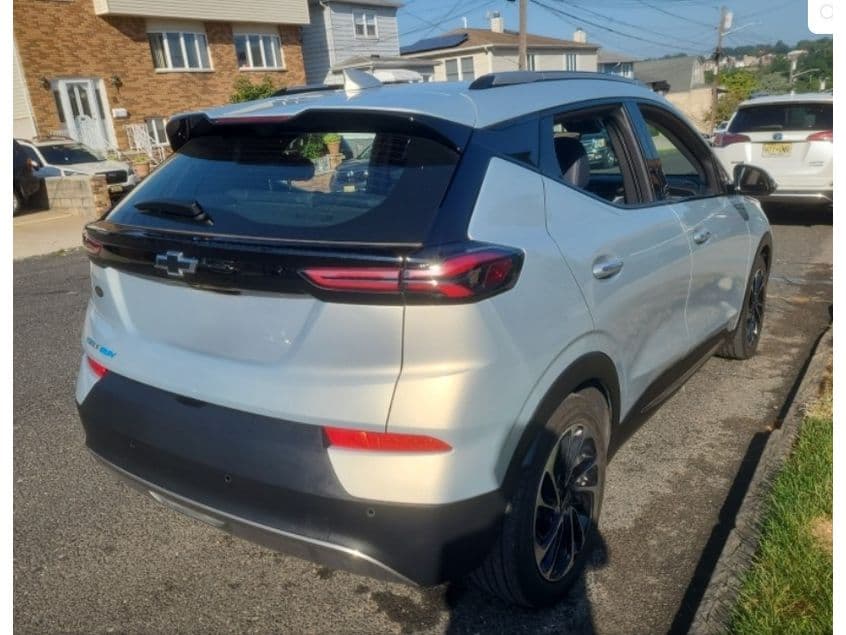 2022 Chevrolet Bolt EUV view 3