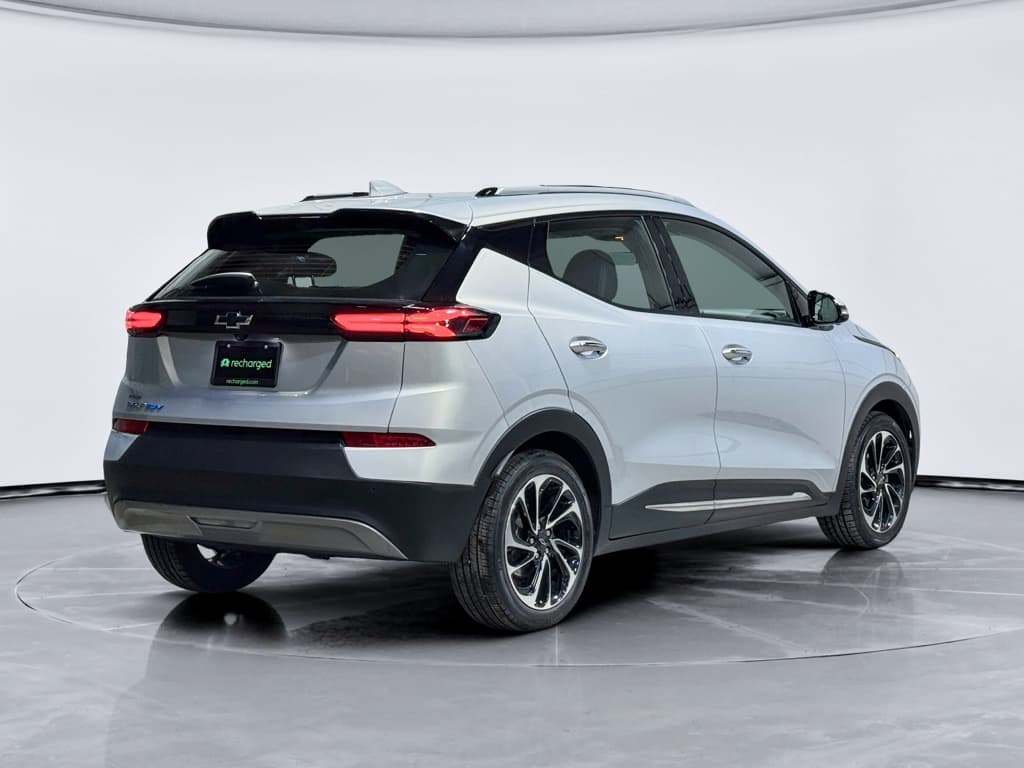 2022 Chevrolet Bolt EUV view 3