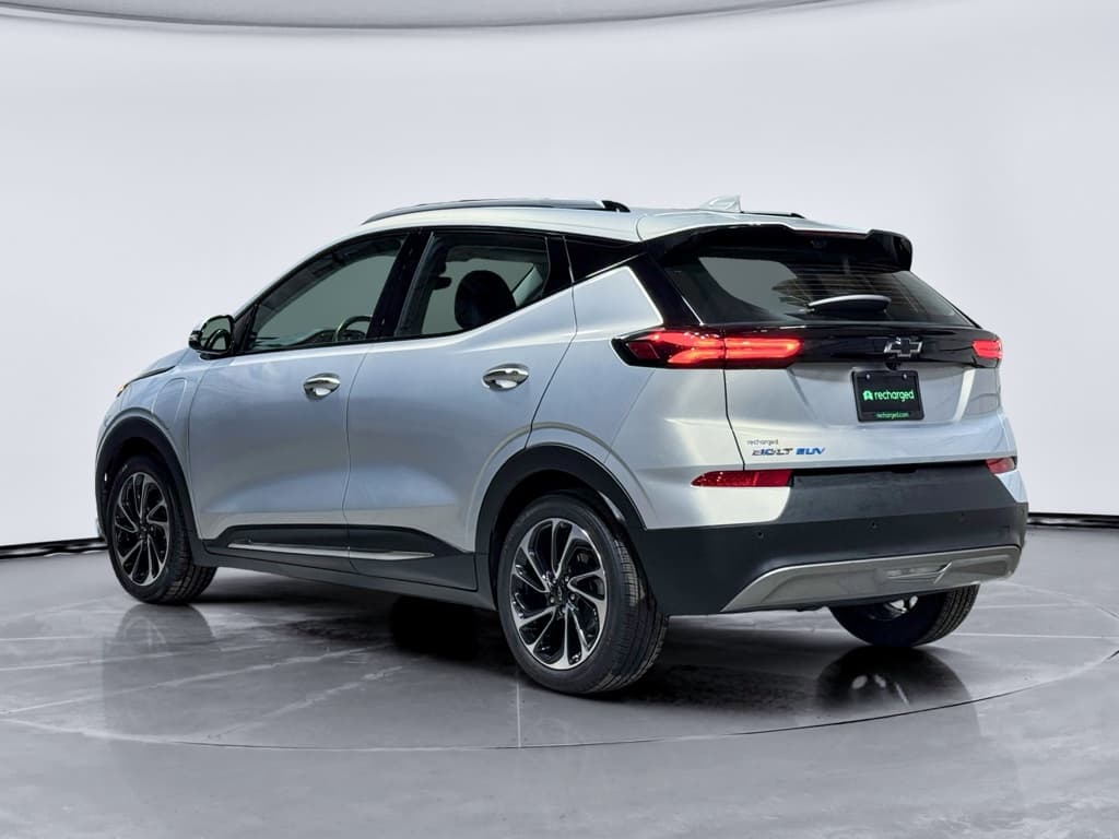 2022 Chevrolet Bolt EUV view 2