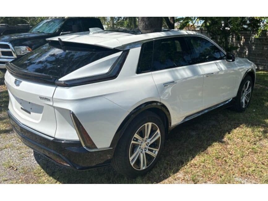 2024 Cadillac Lyriq view 3