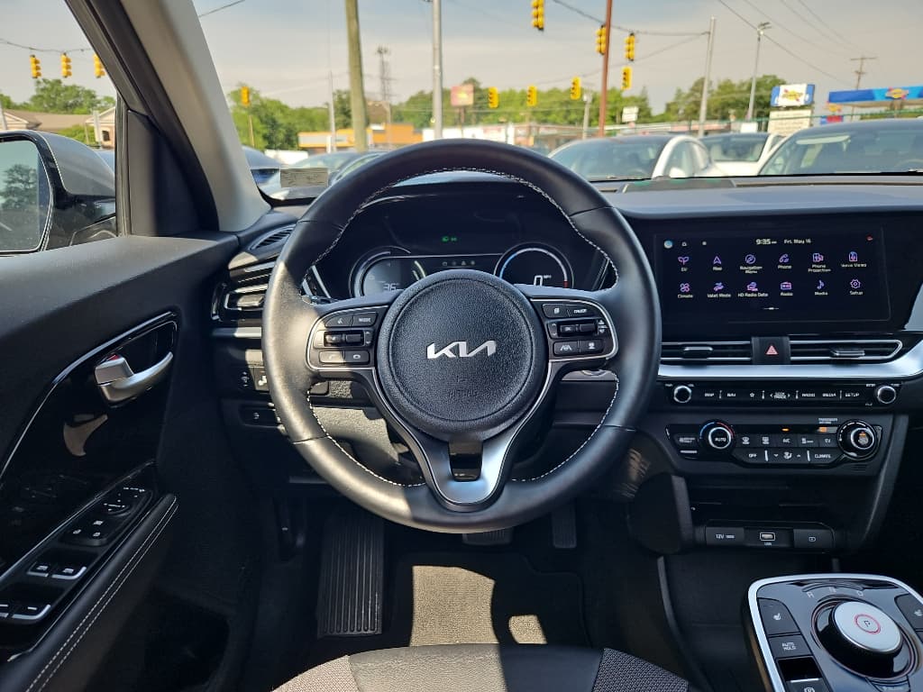 2022 Kia Niro EV view 8